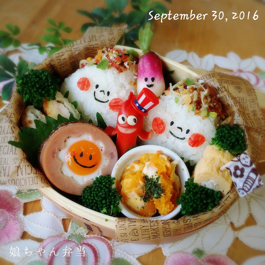 花おむすびとソーセージ目玉焼きのお弁当