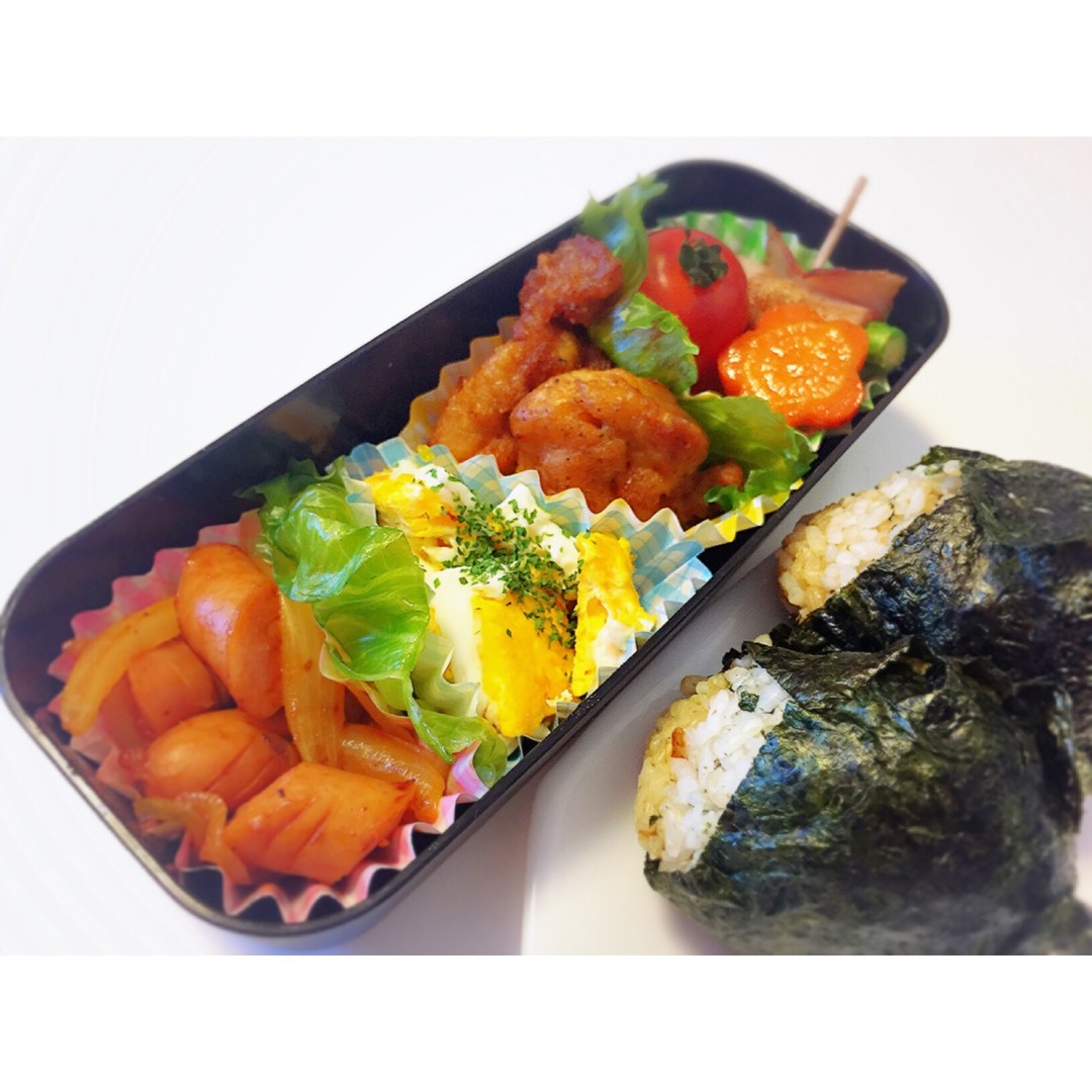 二色おにぎりと唐揚げのお弁当