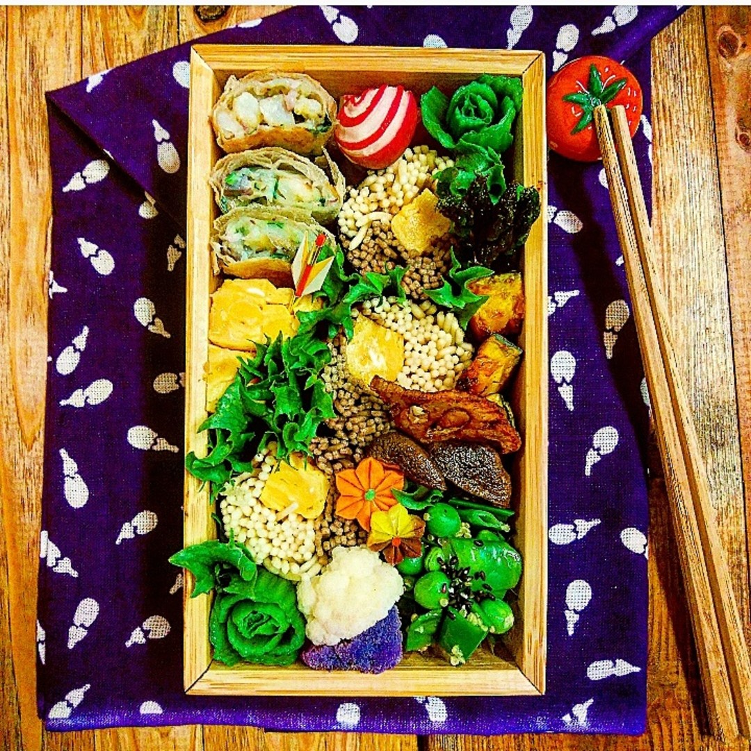 お蕎麦とうどんの二色巻き寿司弁当♪