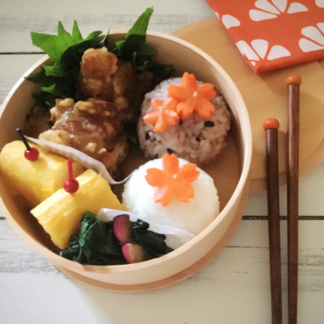 二色おにぎりと唐揚げ弁当