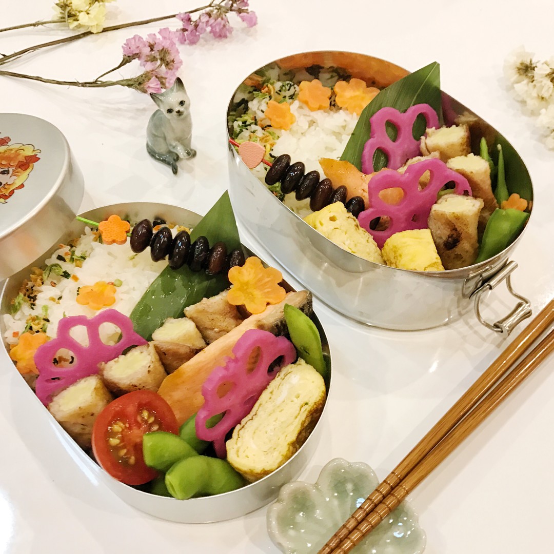 カリカリ豚のコーン巻きと紅鮭弁当