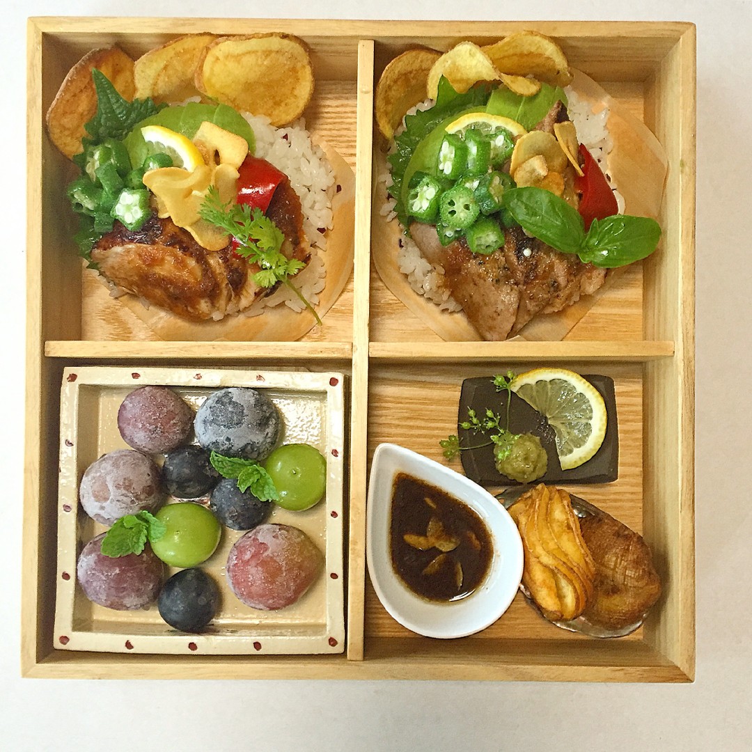 左チキン＆右ポークステーキ弁当