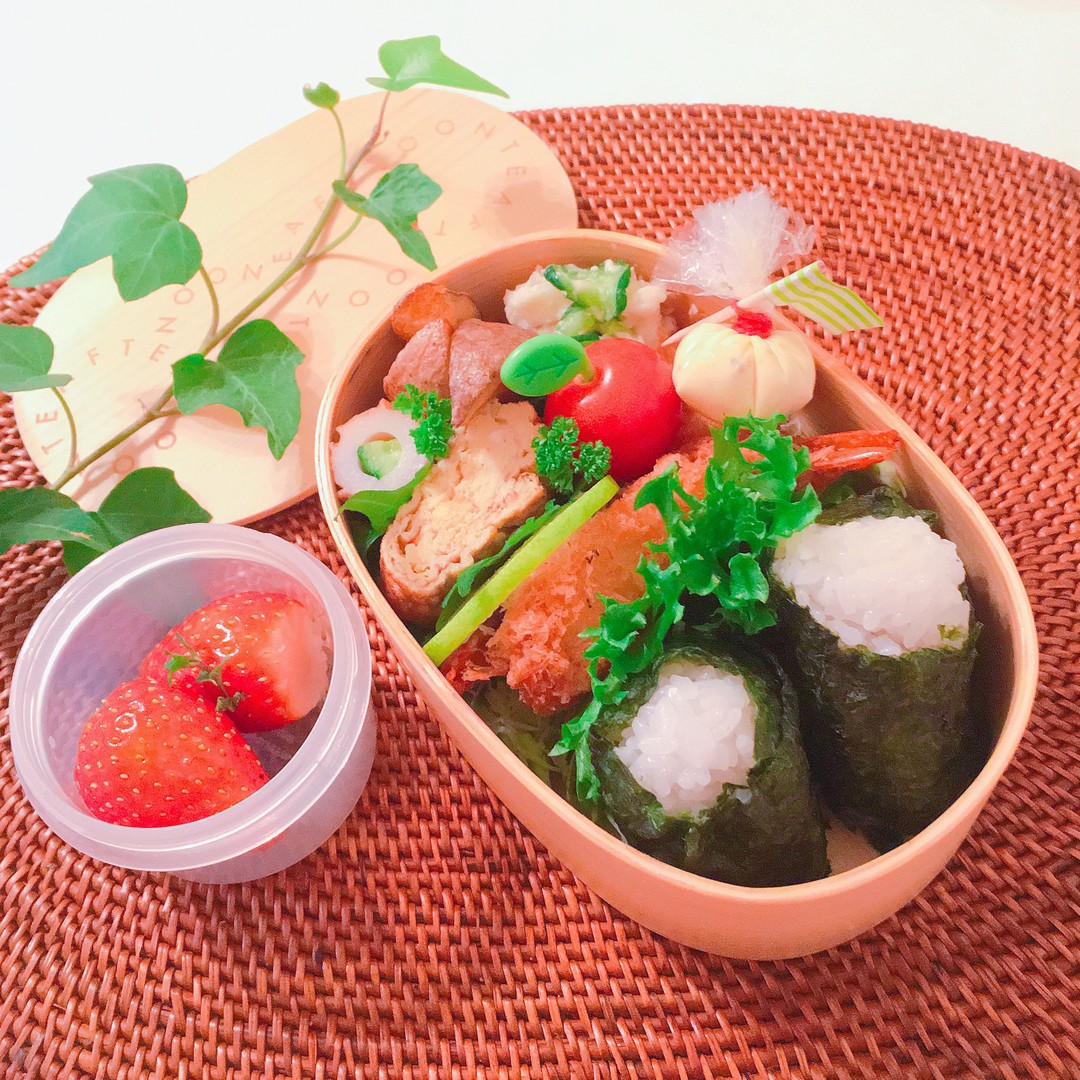 エビフライとおむすびのお弁当