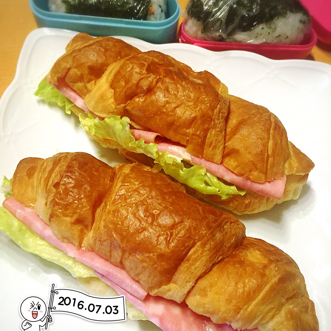 クロワッサンサンドとおにぎり弁当