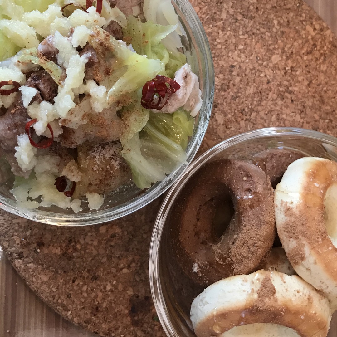 ハニーシナモンドーナツと優しい肉野菜煮込み弁当。
