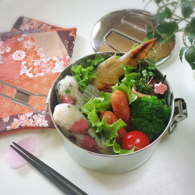 ピンクで桜なアレっ子弁当