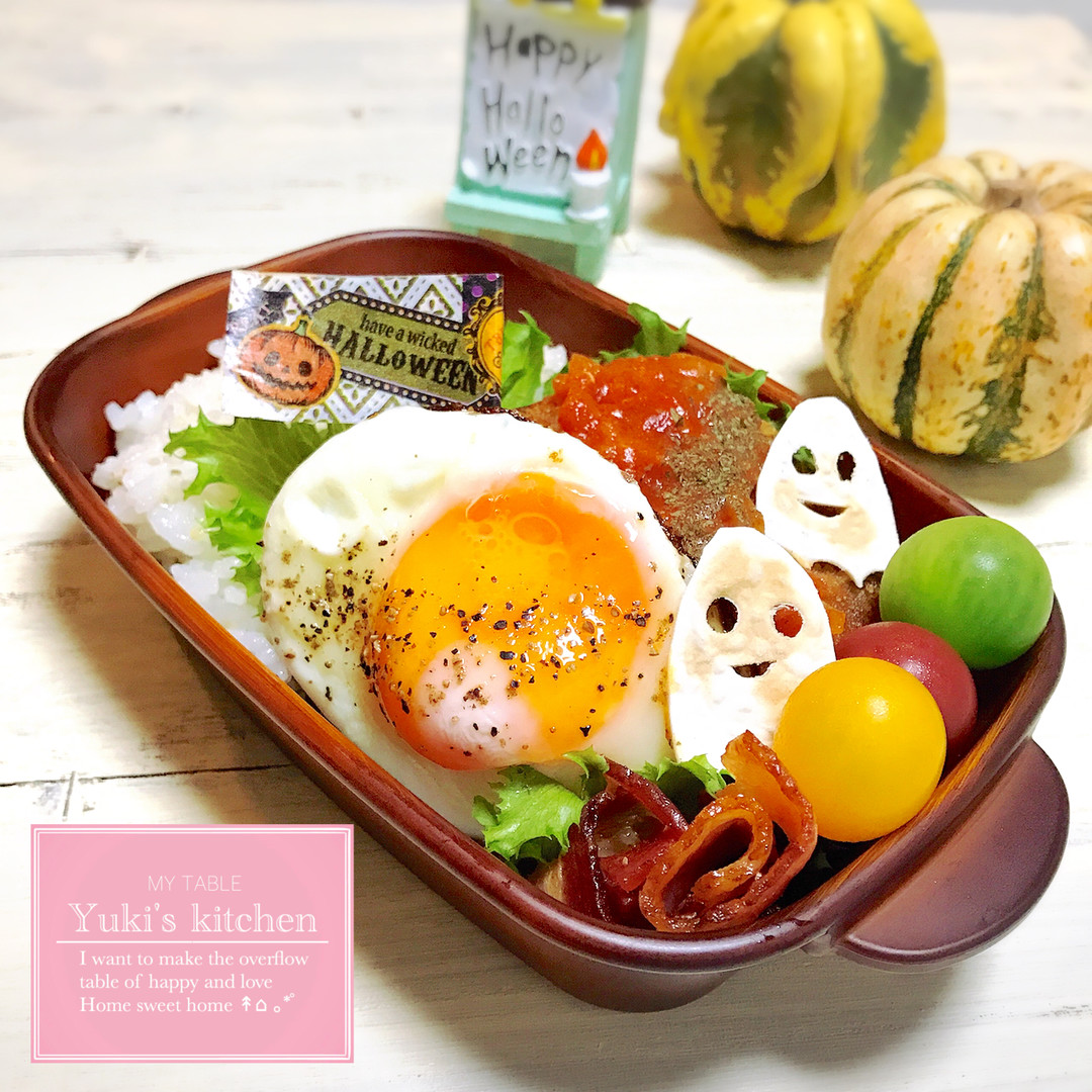 メンチカツトマトソースがけとハロウィン弁当