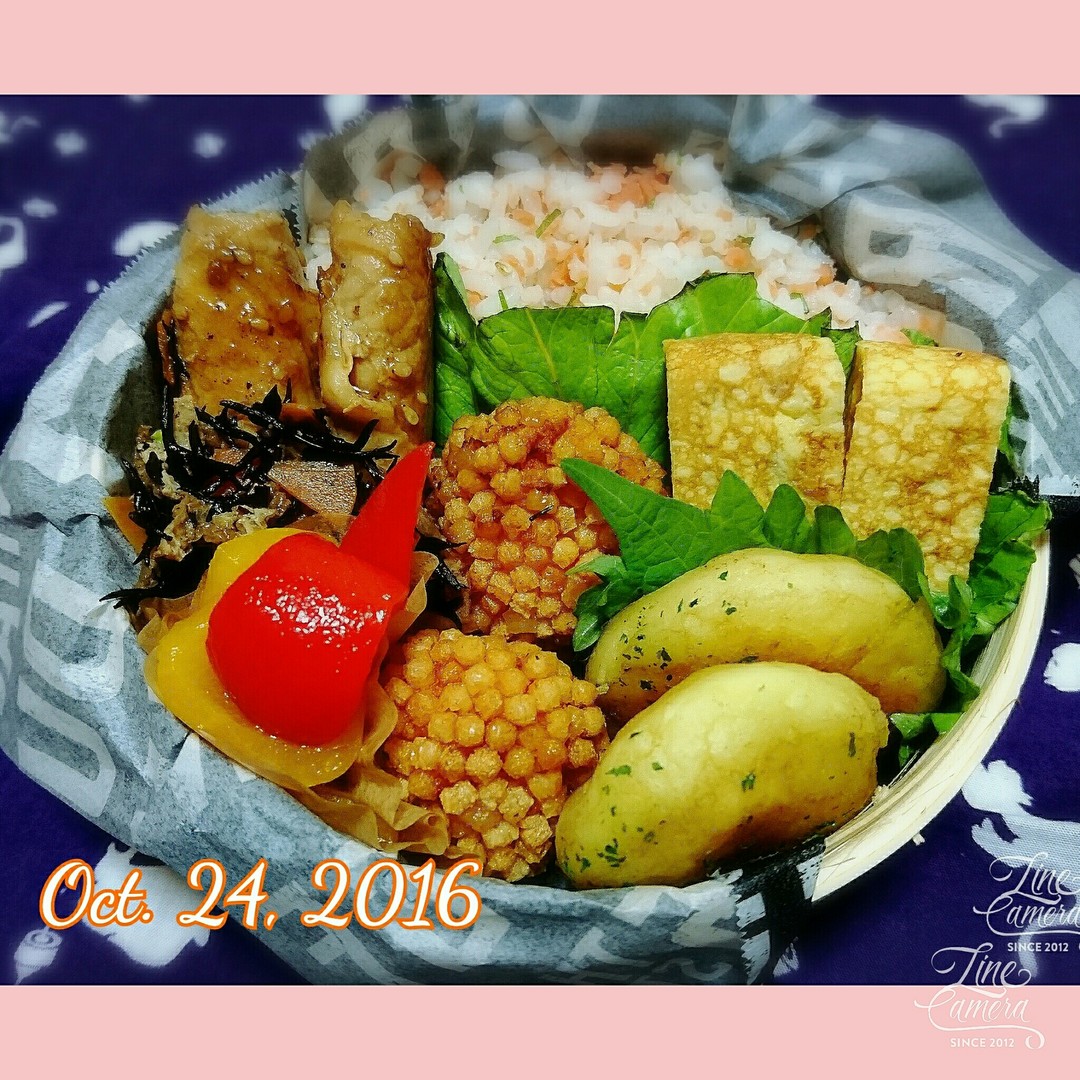 鮭フレークの混ぜご飯と変わりエビ団子弁当
