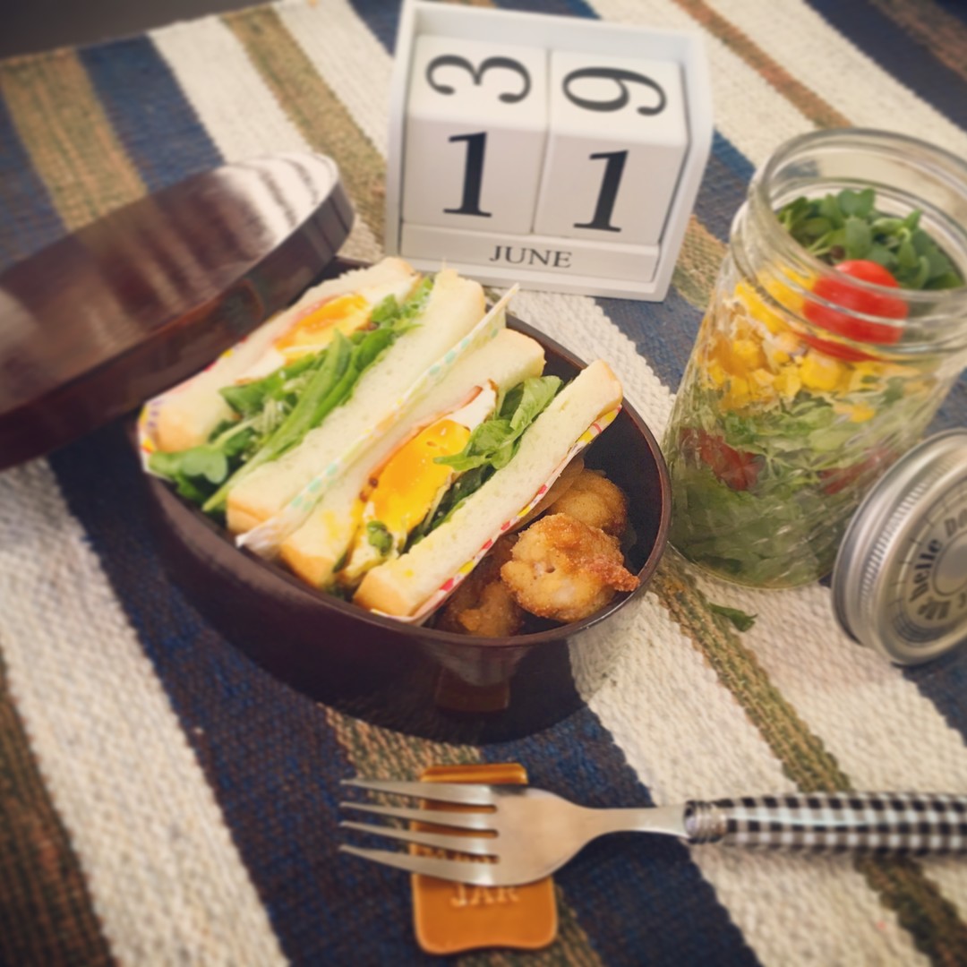 サンドイッチと唐揚げ弁当