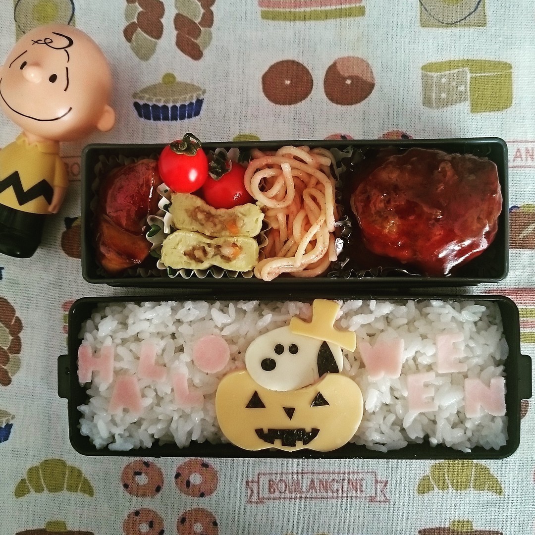ジャックオランタンから顔を出してるスヌーピー弁当