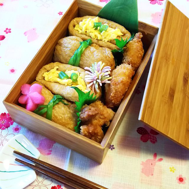 お稲荷さんと森林鶏竜田揚げのお弁当