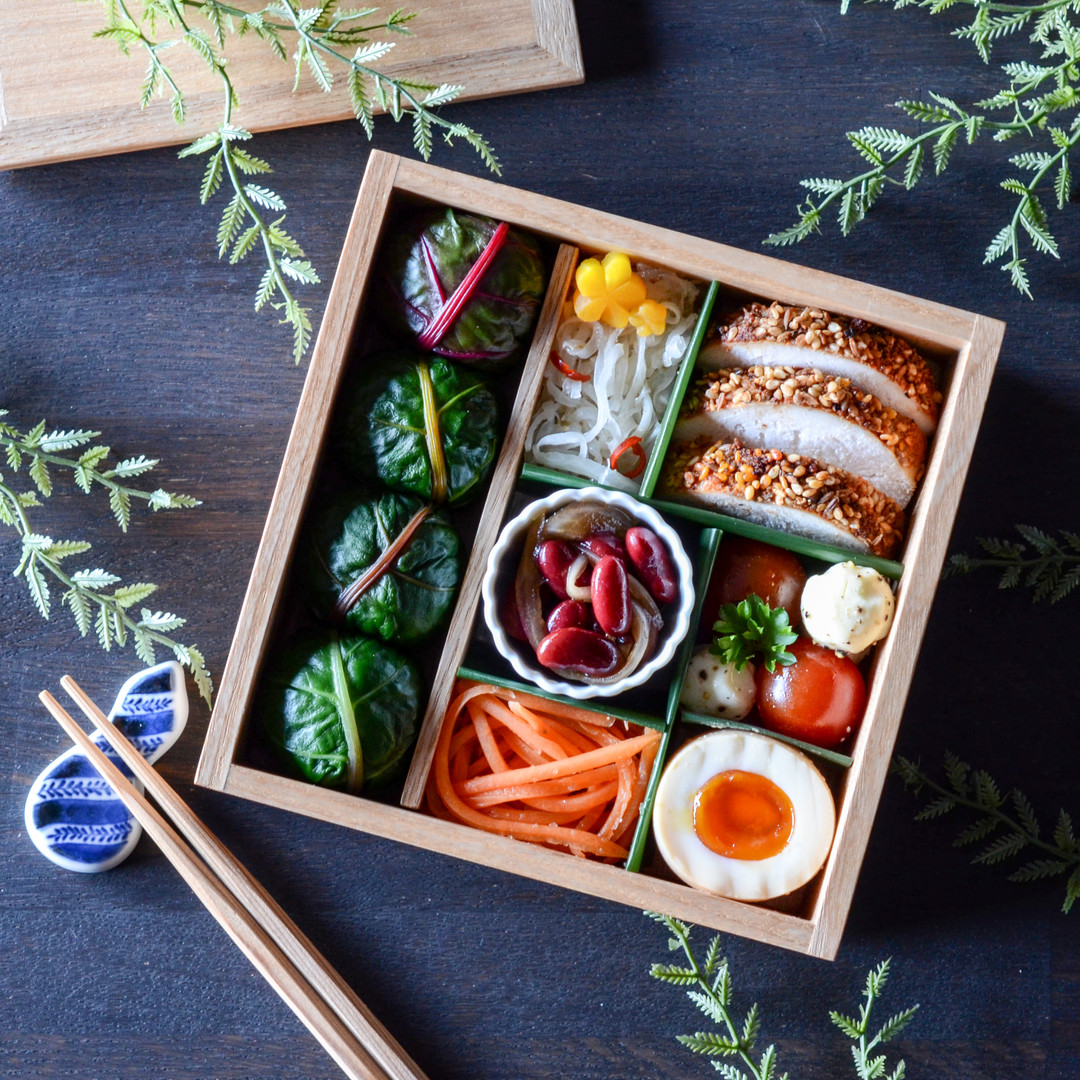 スパイシーチキンとスイスチャードのオイルおにぎり弁当