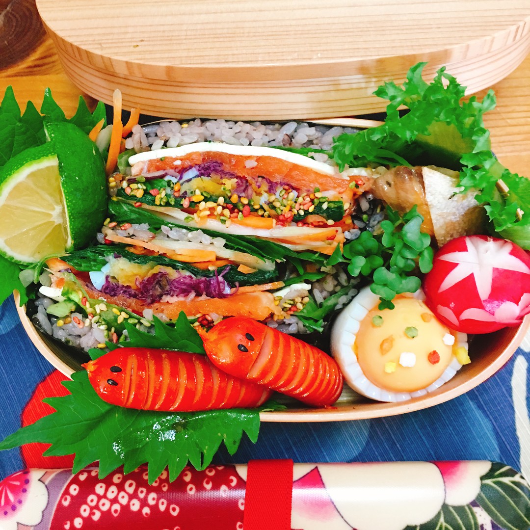 サーモン&チーズのおにぎらずと赤いソーセージのお弁当