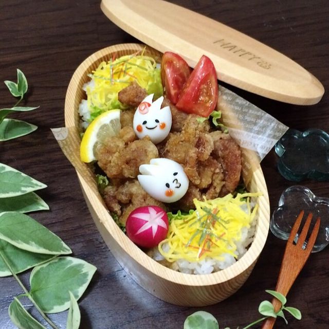 さくさく唐揚げの下には だし巻き玉子弁当 笑