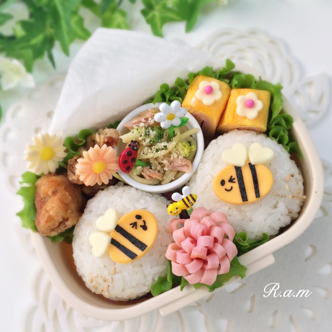 3月8日はミツバチの日🐝おにぎり弁当