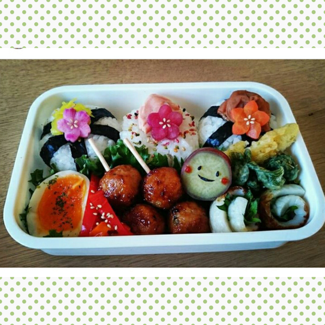 お花３つ🌸おむすび弁当♪