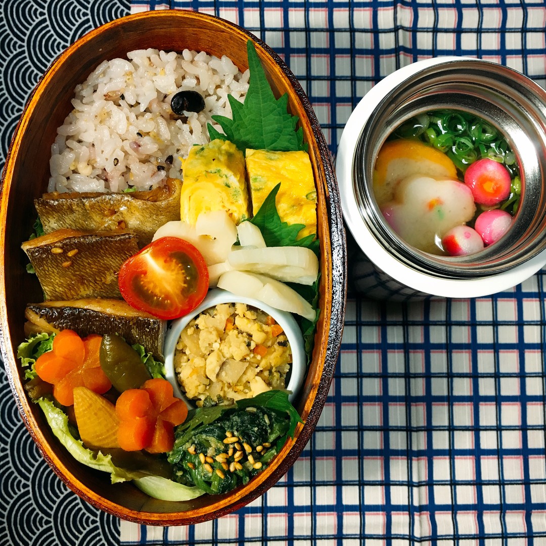 鱈のみりん漬けと筑前煮の和風弁当 です。