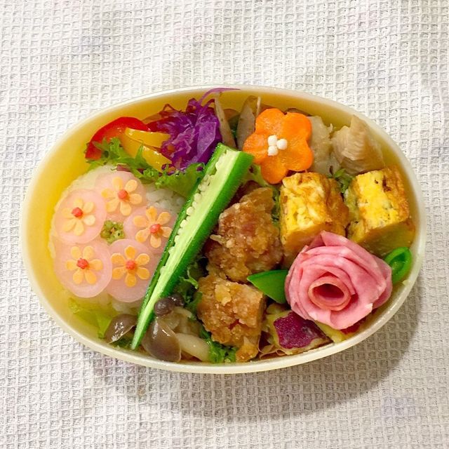 花と唐揚げ弁当