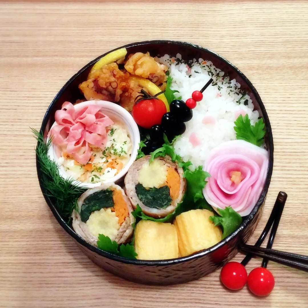 隠れ海苔弁当とお花のおかず