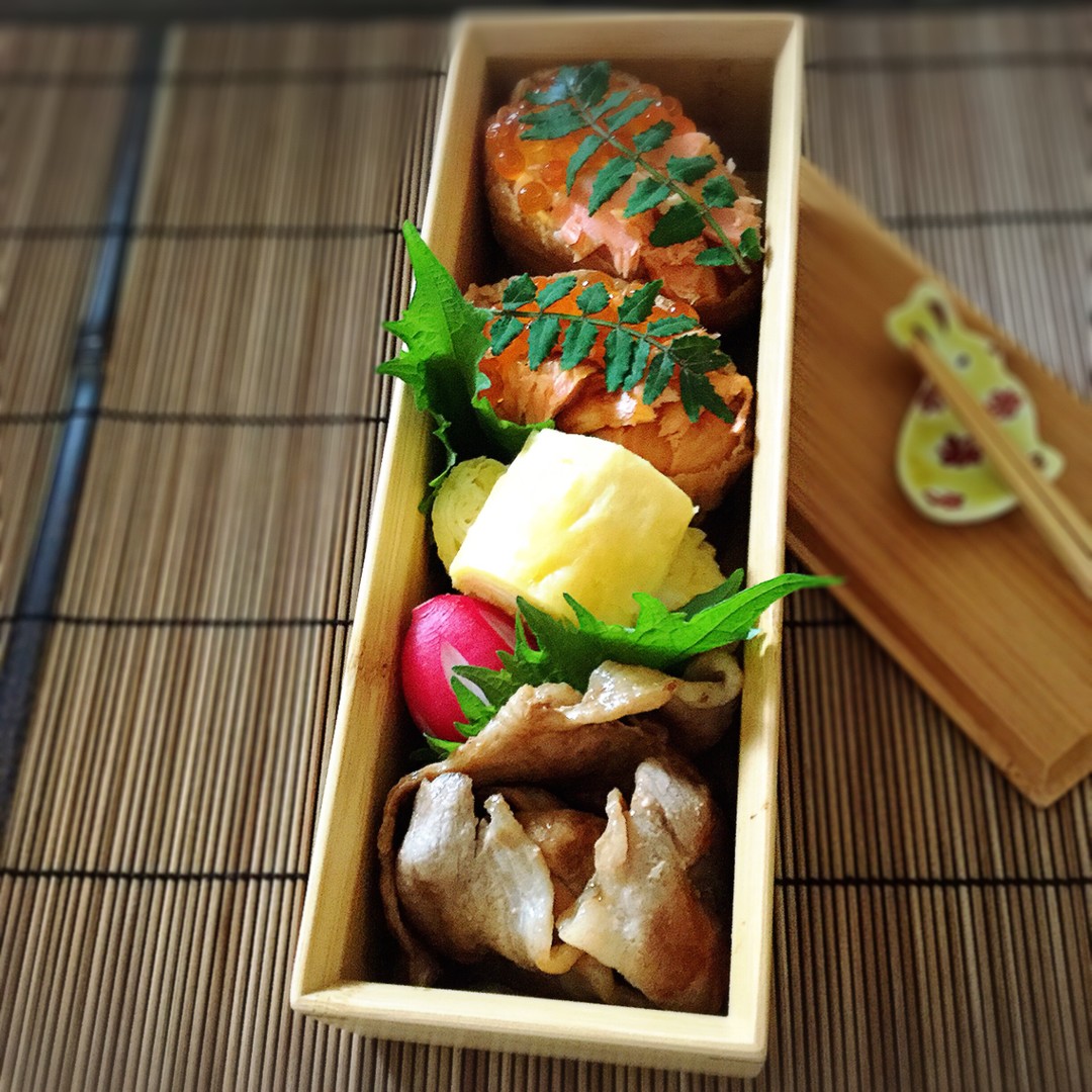 焼きほぐし鮭とイクラの親子稲荷弁当