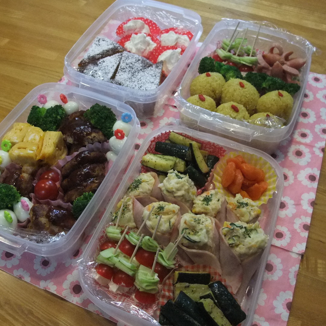 カレーピラフとクレープ巻きポテトサラダ弁当。