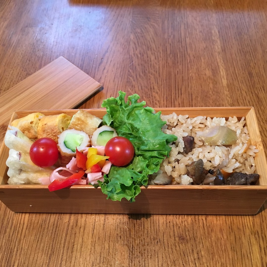 赤鶏の炊き込みご飯弁当
