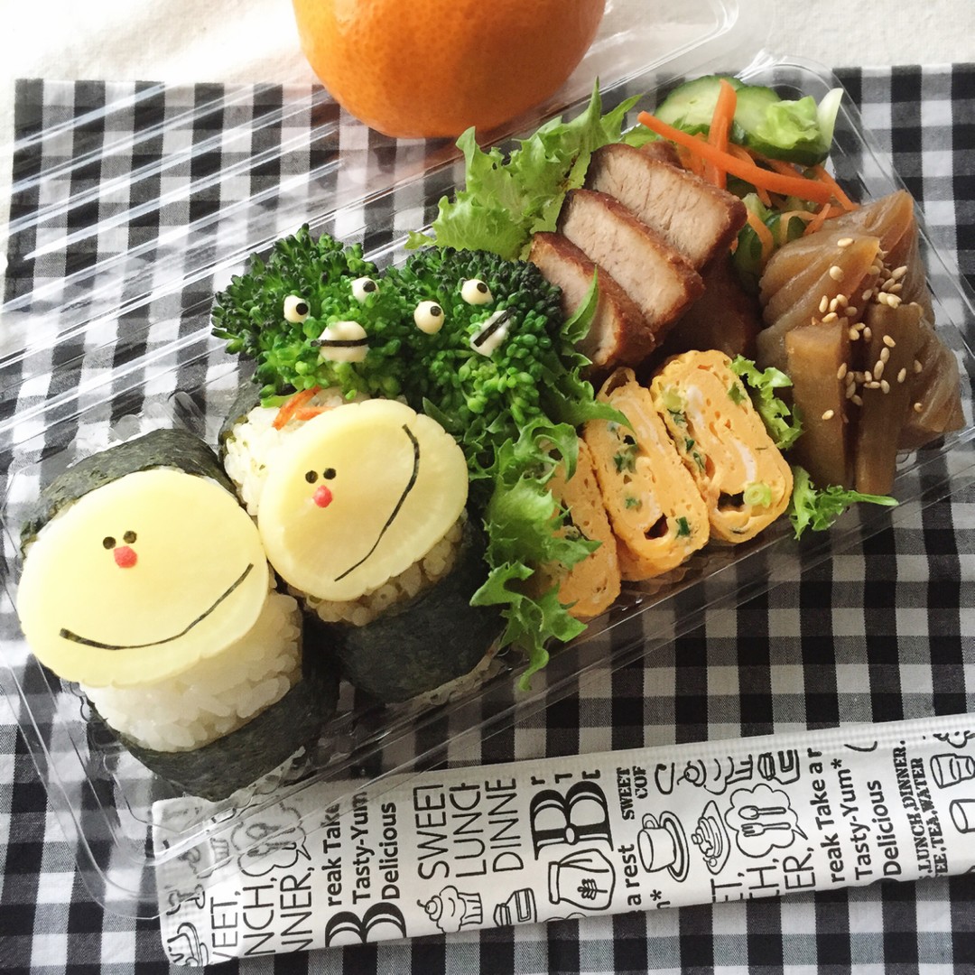二色おにぎりと、焼豚弁当