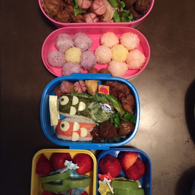 2人分の遠足弁当(女の子、男の子)