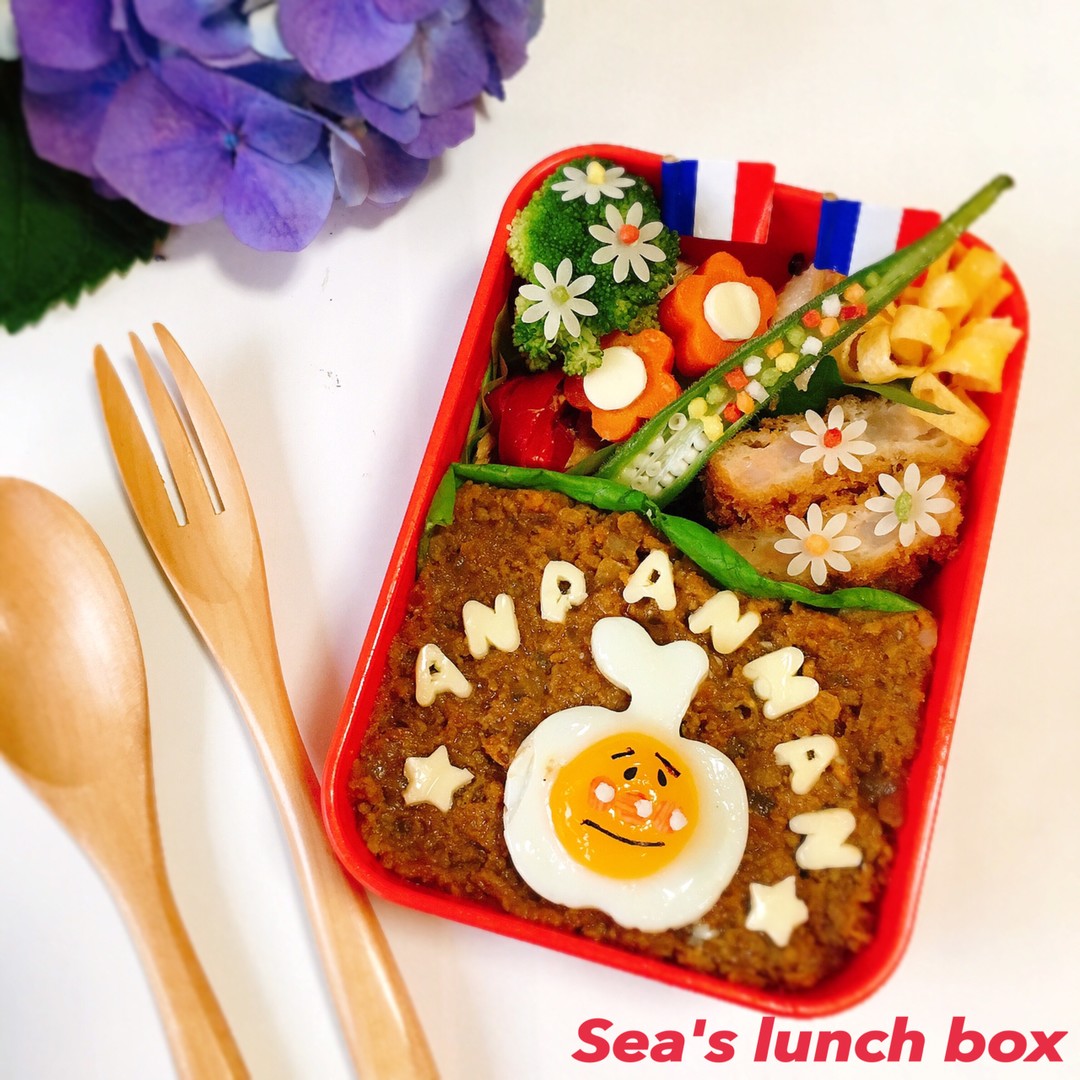 目玉焼きアンパンマン乗っけた、ドライカレー弁当