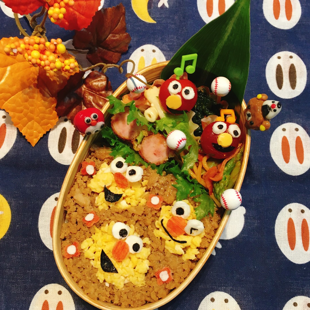 そぼろ•de•エルモ弁当