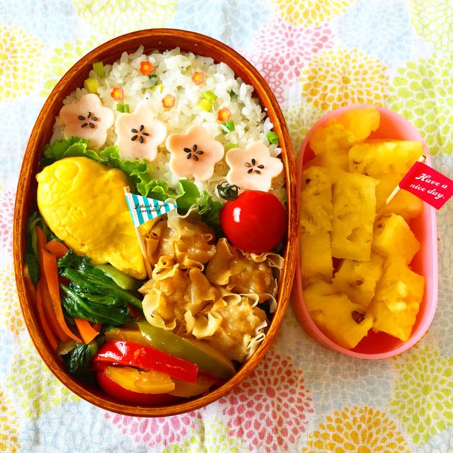 ミートオムレツと焼売弁当
