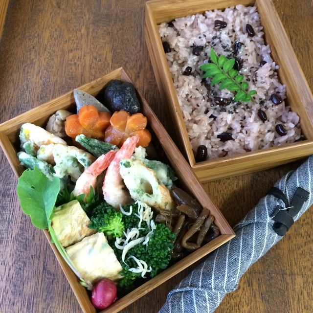 天ぷらとお赤飯のお弁当