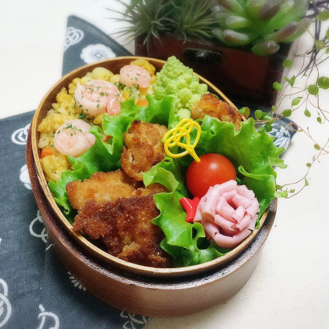 カレーピラフと米粉パン粉のチキンカツ弁当