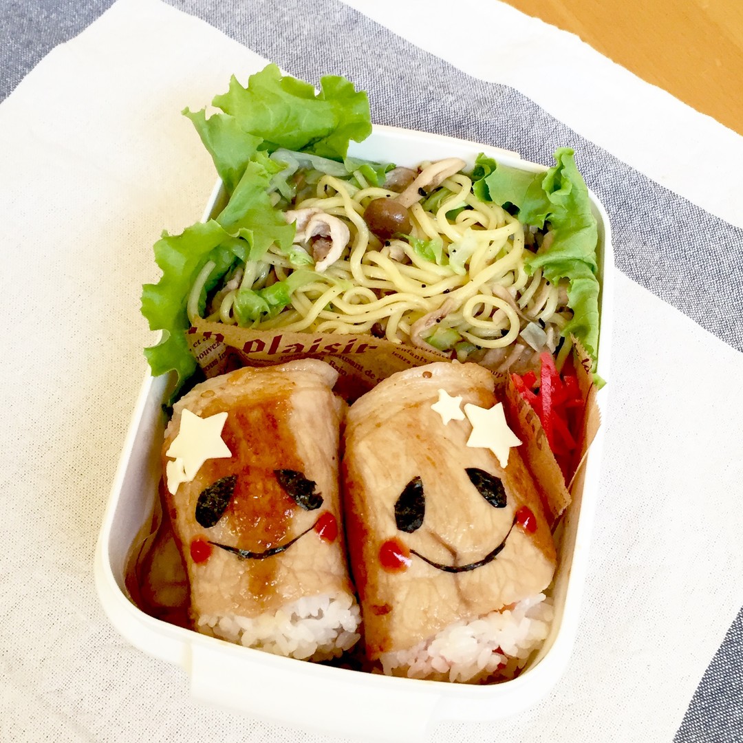 塩焼きそばと肉巻かずおにぎりのお弁当♡