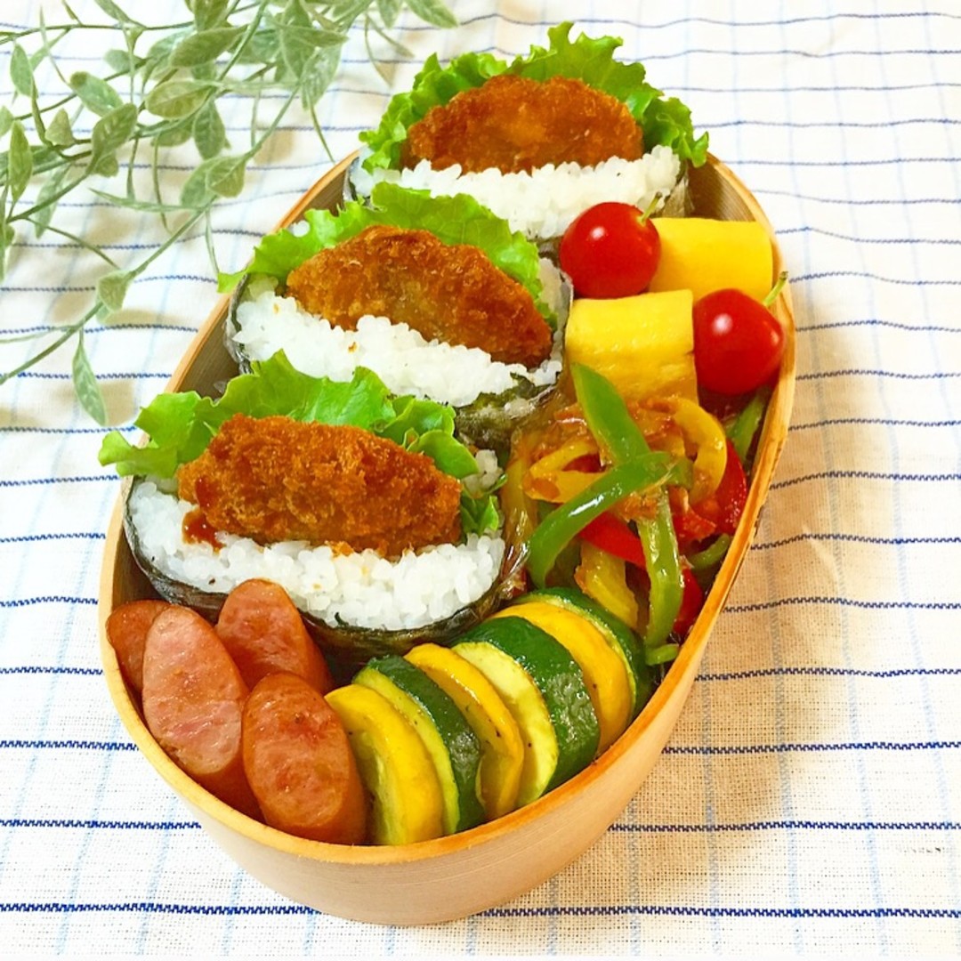 ひとくちトンカツの飛び出すおにぎらず＼(^^)／