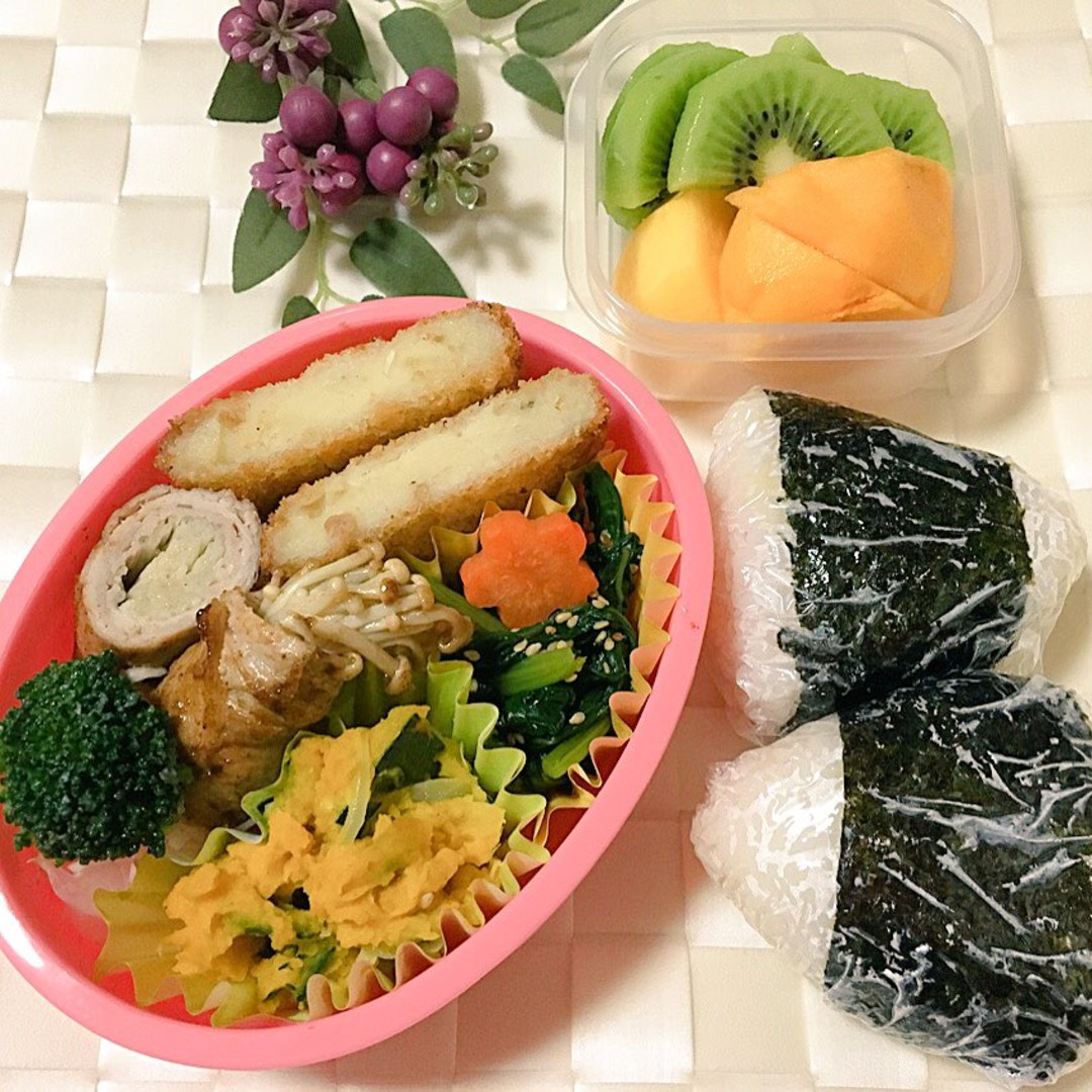 おにぎりとコロッケ弁当