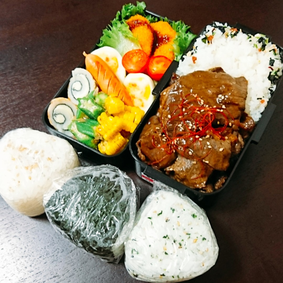 焼肉弁当と三色おにぎり