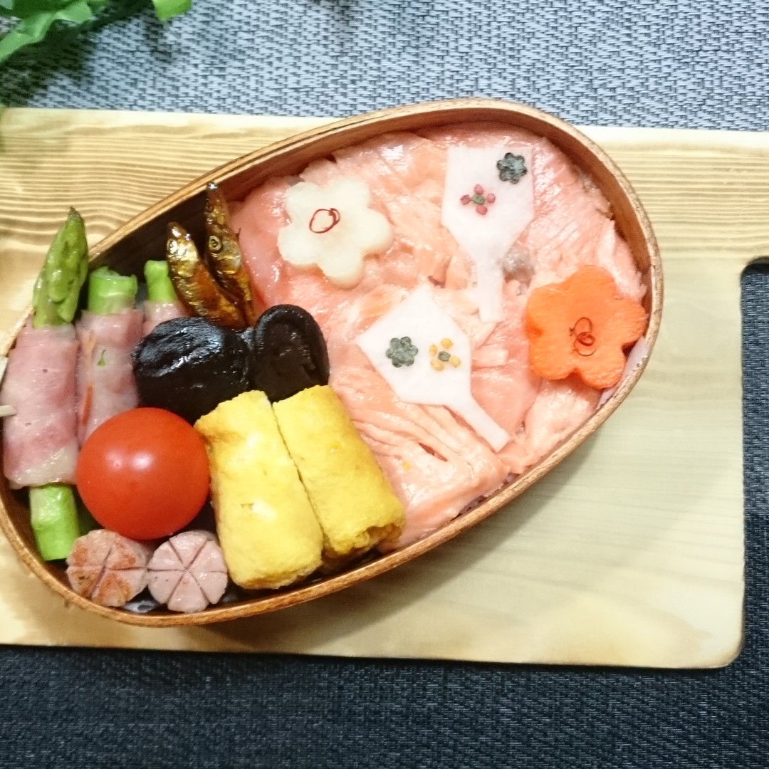 サーモンの押し寿司弁当