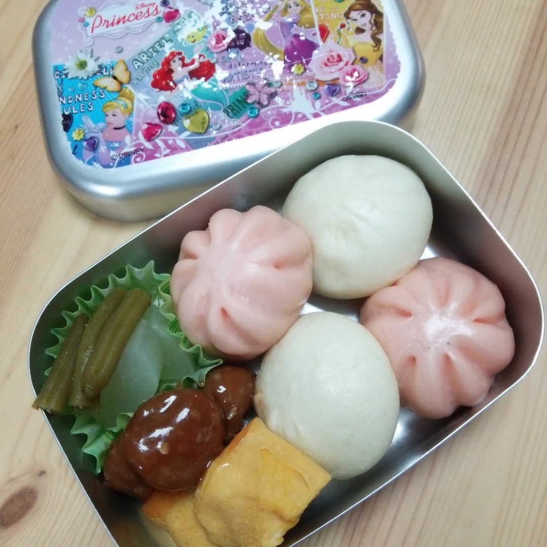 ２色の肉まん弁当
