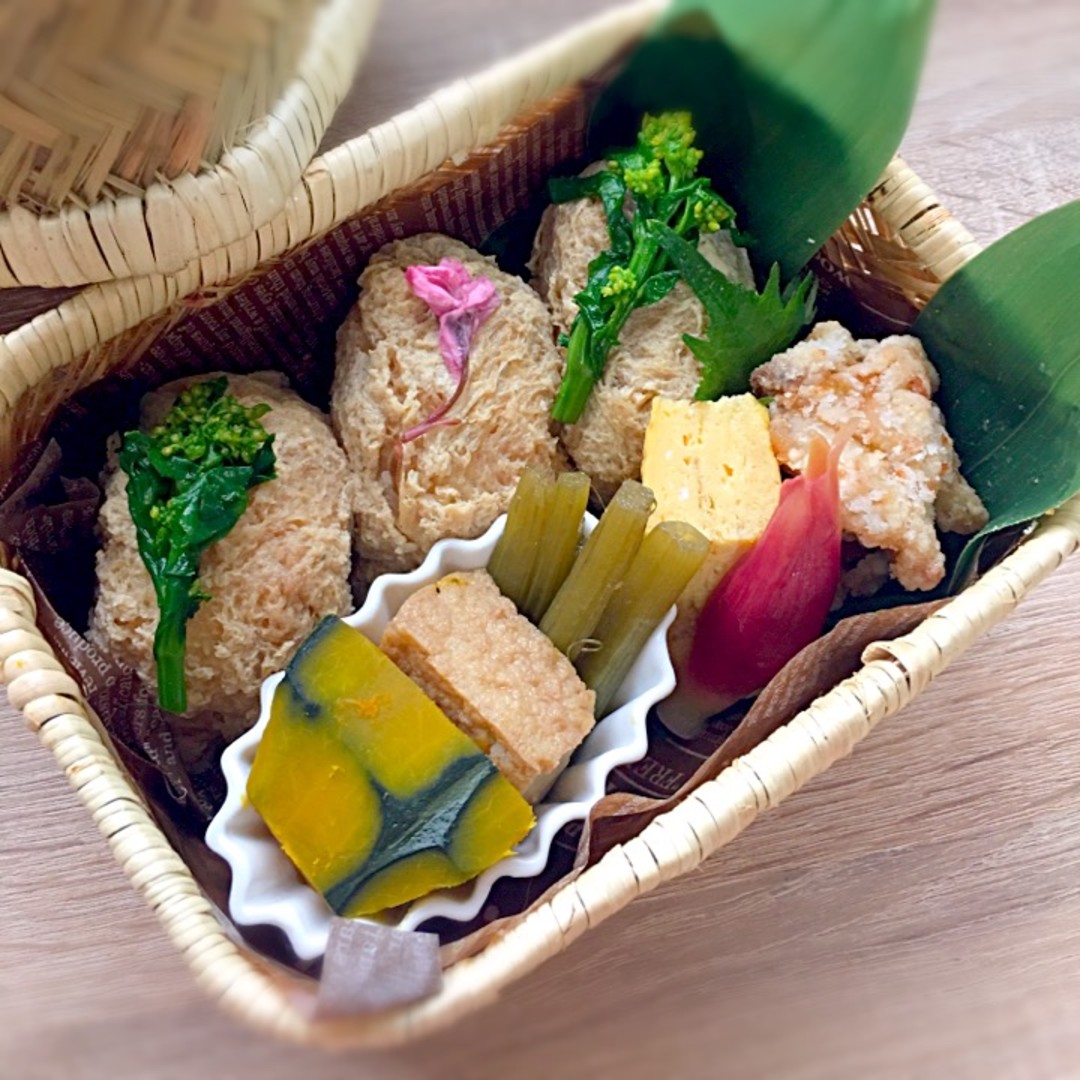 五目いなり寿司のお花見🌸弁当