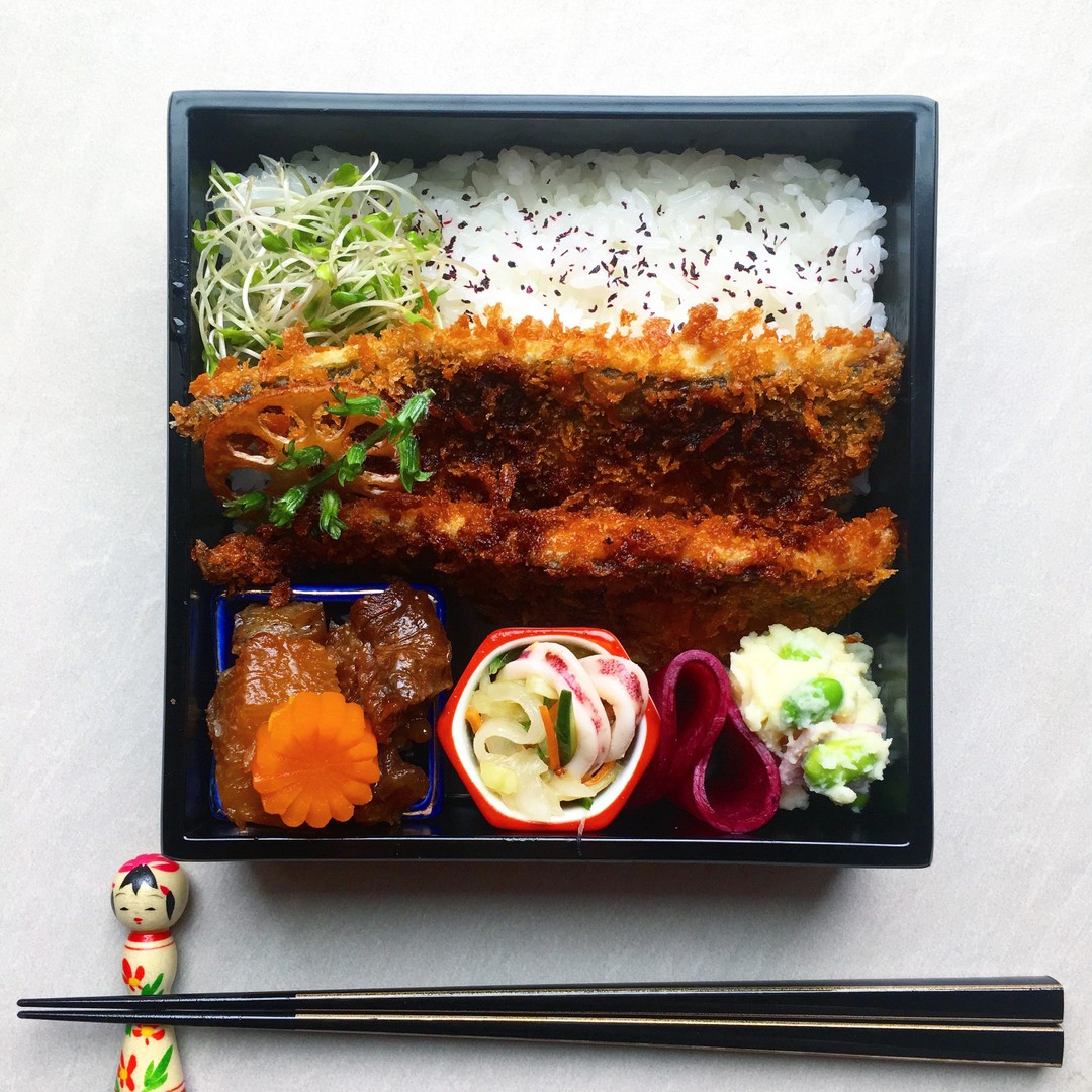 アジフライ弁当を食べ