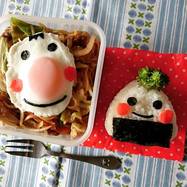 たまごちゃんつき焼きそば&ブロッコリーアフロのおむすびちゃん
