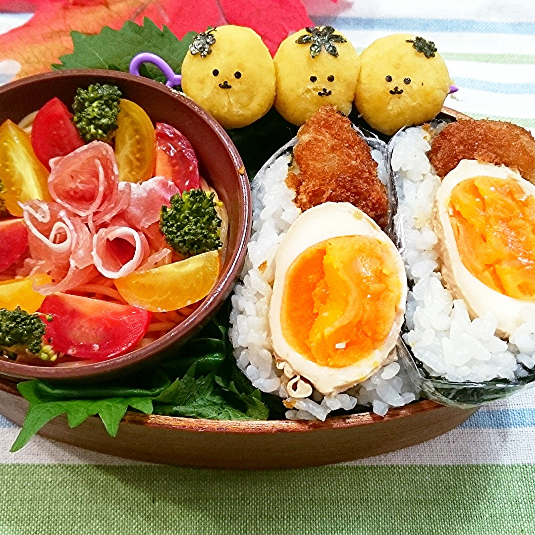 ポーチドエッグの飛び出すおにぎらずと安納芋三兄弟弁当