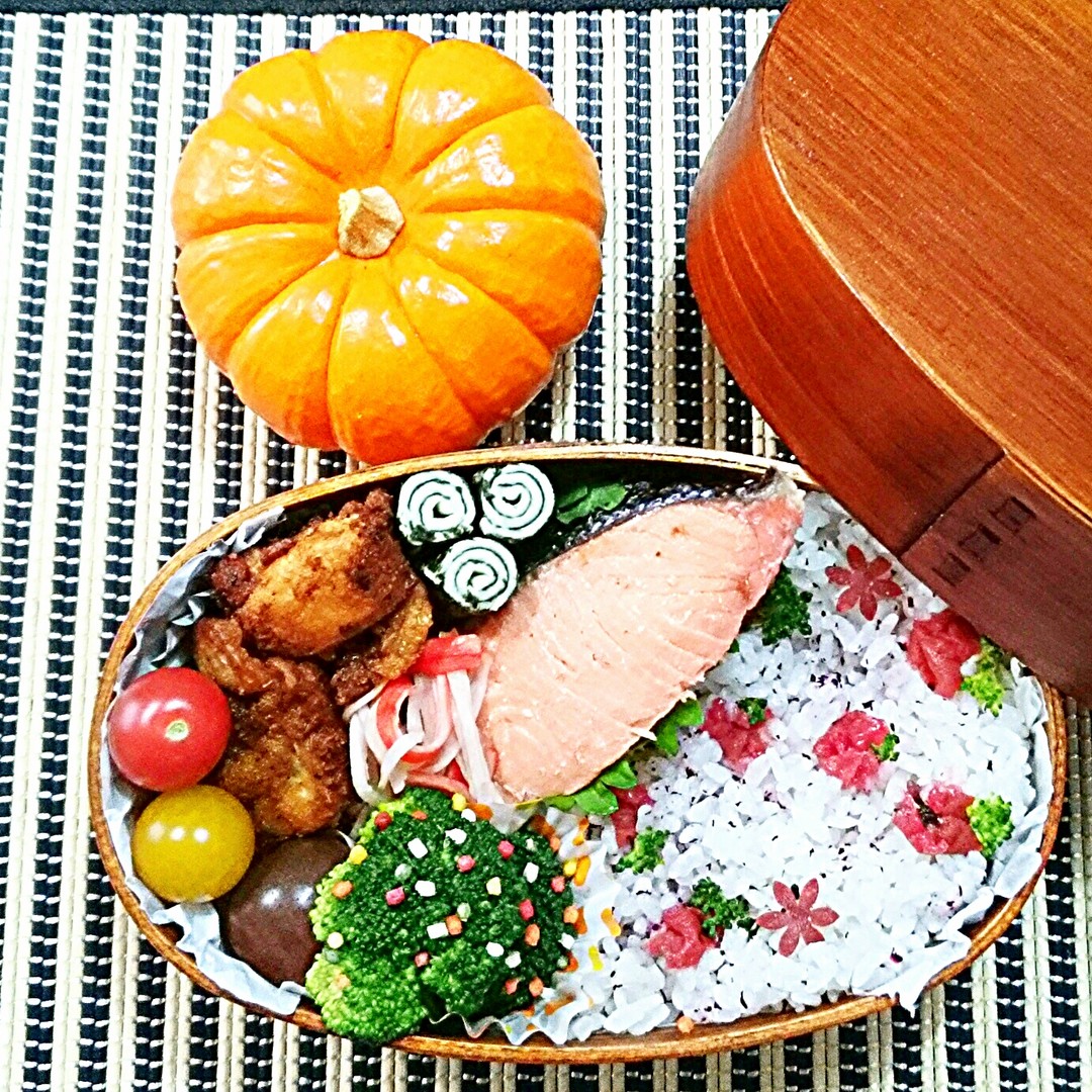 お花の鮭弁当