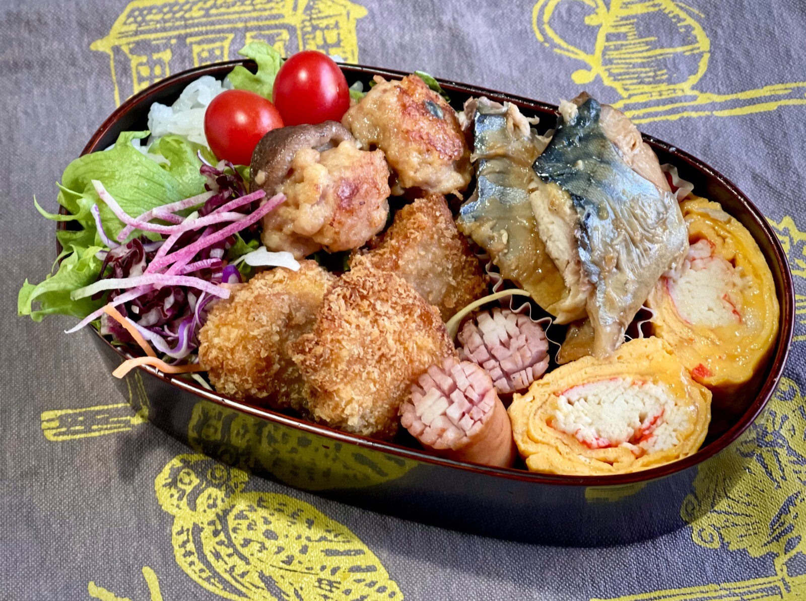 ヒレカツ、カニカマ入り卵焼き