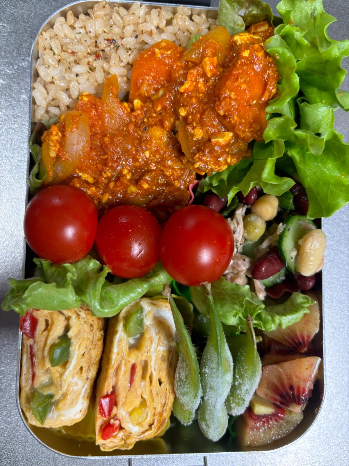 玄米の香ばし炒めとバターチキンカレー弁当
