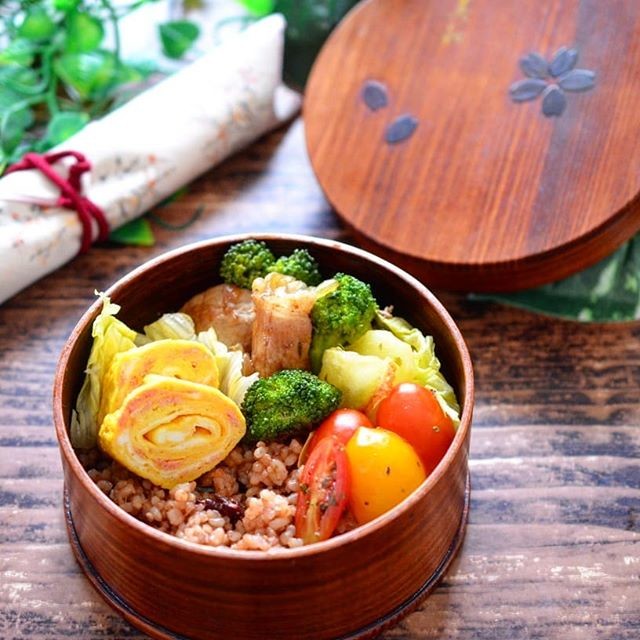 酢玉ねぎの豚肉巻きとハーブたっぷり野菜のお弁当