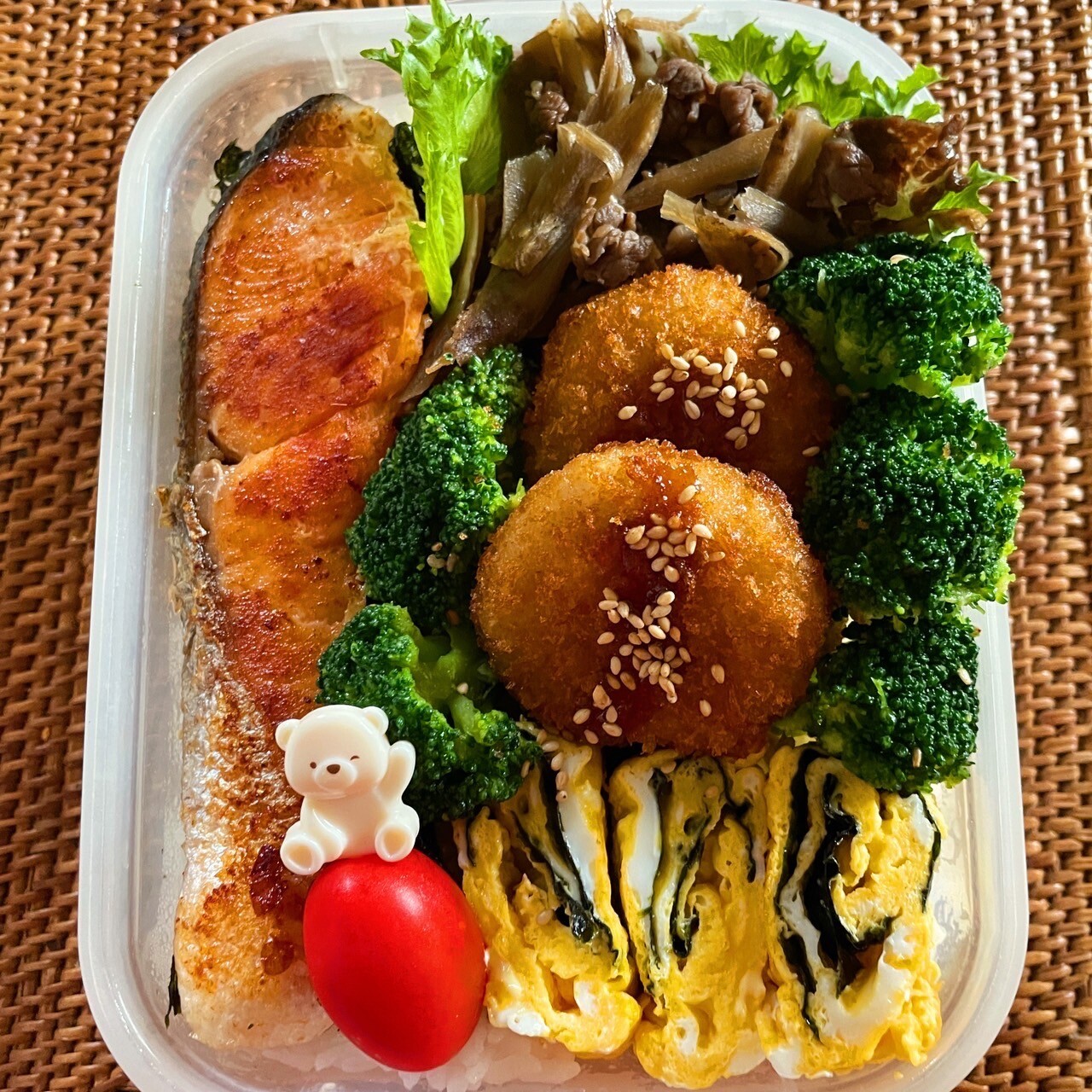 シャケとひとくちコロッケ弁当
