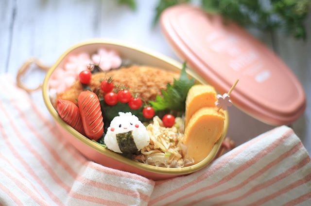 白身魚のフライとこにぎりのお弁当