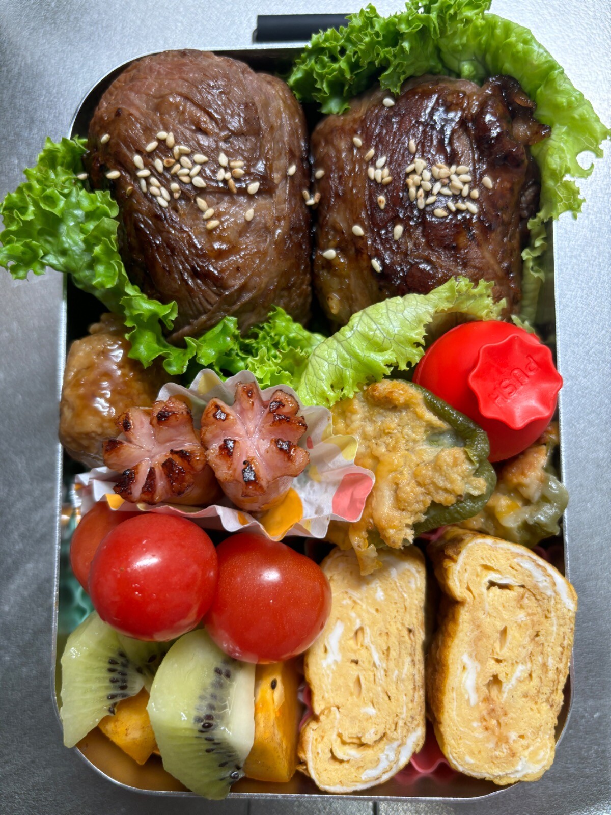 肉巻きおにぎり弁当